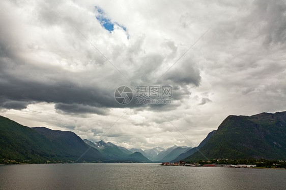 在多云的天空下挪威安道尔尼斯附近的Romsdalsfjorden沿线的山脉挪威安道尔尼斯附近的沿线绿色全景风优美图片