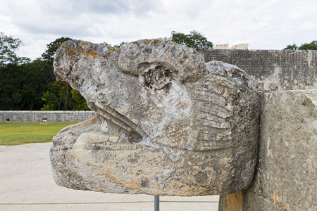 结石墨西哥尤卡坦半岛的ChichenItzaMaya废墟景象世界著名的图片