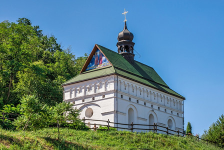 乌克兰Chyryn的BohdanKhmelnytskyi住宅附近的圣彼得和保罗教堂日夏阳光明媚乌克兰Chihyryn的圣彼得和保图片