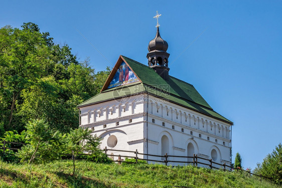 乌克兰Chyryn的BohdanKhmelnytskyi住宅附近的圣彼得和保罗教堂日夏阳光明媚乌克兰Chihyryn的圣彼得和保图片