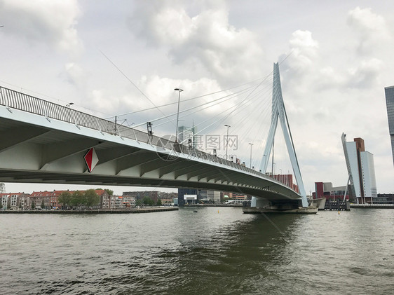 受欢迎的暂停鹿特丹天空线与伊拉斯穆布鲁桥荷兰城市景观图片