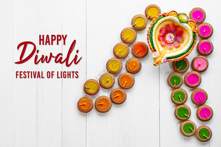美丽的火焰温暖排灯节快乐在Dipavali印度教灯节庆祝期间点亮的粘土Diya灯在白色木质背景上彩缤纷的传统油灯图片
