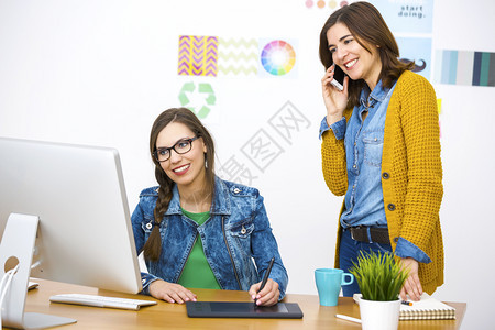 职业一种成功妇女在办公室工作创造办公室团队工作的妇女图片