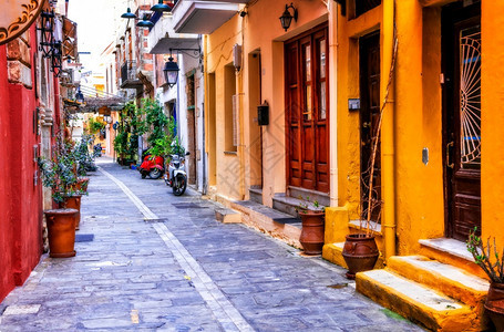 希腊克里特岛雷瑟姆农镇迷人的老街道花风景优美画报图片