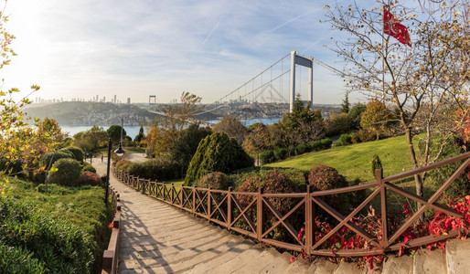 蓝色的伊斯坦布尔Otagtepe公园和法提赫苏丹穆罕默德大桥土耳其旅游景观图片
