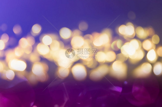 钻石筛选辉光紫色和蓝闪亮年灯在节日和庆祝活动时不注重背景图片