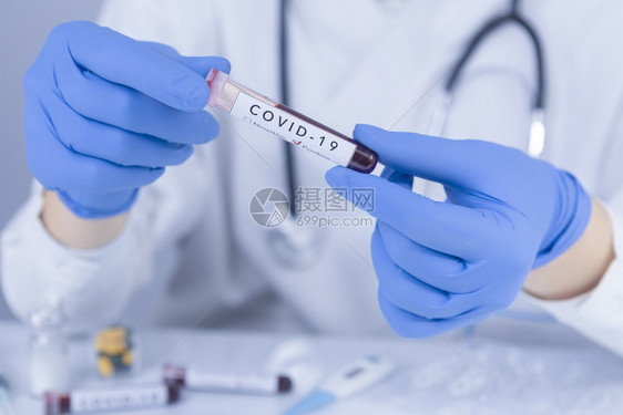 疾病带有防护手套的医生双分析COVID19Corona检验血液测试和研究概念新型冠状样本图片