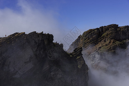 在2016年3月4日在富查尔Funchal的PicoArieiro山顶上这是马德拉岛2个在最高的人群之一在马德拉岛的picoAr图片