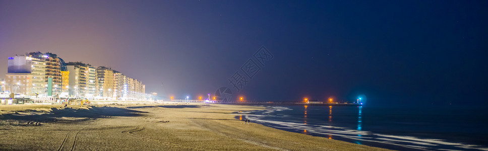 阳台沿海住房Blankenberge海岸线夜间照亮比利时广受欢迎的旅游景点和客城市建筑在黑暗中照亮图片