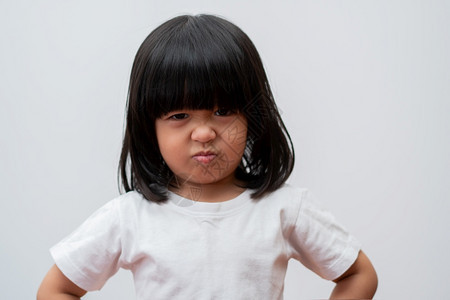 伤心白人孤立背景的亚洲愤怒和悲哀小女孩的肖像儿童发脾气和疯时的情感表达怒愤绪控制概念儿童情绪控制概念脸疯狂的图片