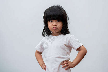 白人孤立背景的亚洲愤怒和悲哀小女孩的肖像儿童发脾气和疯时的情感表达怒愤绪控制概念儿童情绪控制概念学前班一种尖叫图片