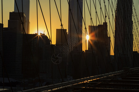 建筑学著名的日落时纽约市明灯照亮旅行图片