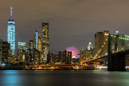 游客夜里纽约市灯光明亮桥当代的图片