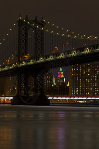 建造布鲁克林夜里纽约市灯光明亮中央图片