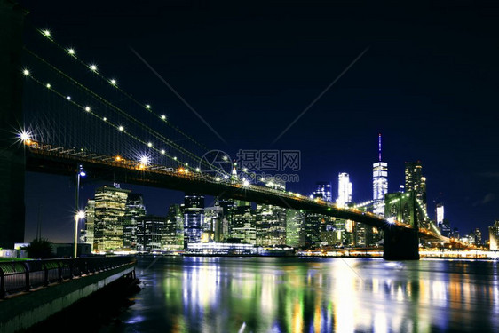 曼哈顿建筑学城市夜里纽约灯光明亮图片