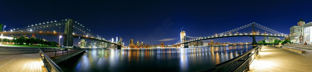 吸引力高的夜里纽约市灯光明亮曼哈顿图片