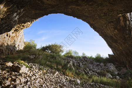 从罗马尼亚奥塞山脉学生柯洞穴的天空视图石灰冒险墙图片