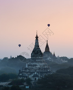 黄昏热的地区日出时与热气球在Bagan缅甸图片