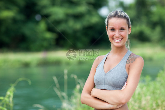 户外穿着运动服的青年女子图片