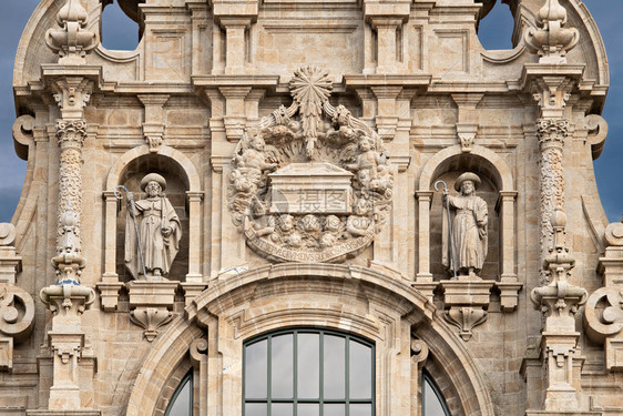 古老的西班牙圣詹姆斯两座雕塑和Baroque墓的古代建筑全新面孔由圣詹姆斯两座雕塑组成欧洲图片
