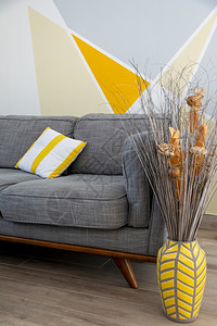 木制的灯室内舒适的灰色沙发舒适的客厅内自在图片