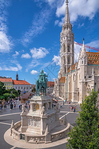 匈牙利布达佩斯1802圣三一广场在匈牙利布达佩斯的上城Buda在匈牙利布达佩斯的阳光明媚夏日清晨圣三一广场夏天主教街道图片