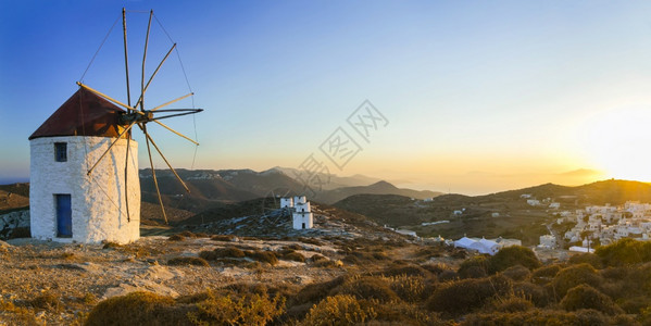 爬坡道全景在日落希腊的阿莫尔戈斯岛传统风力车古老的图片