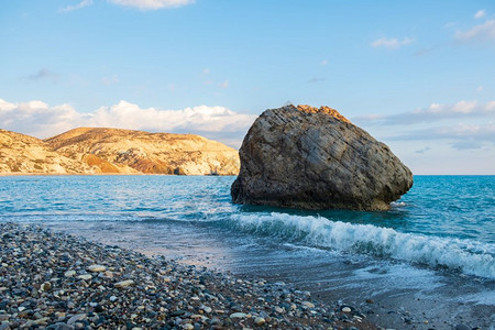 罗密欧下午在塞浦路斯帕福PetratouRomiou附近的小海滩上爆发波浪的景象被认为是希腊神话中的Aphroditersqos图片