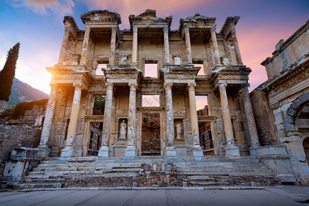土耳其伊兹密尔弗苏斯古城埃菲塞尔索图书馆正面游客历史的图片