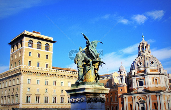 白色的意大利罗马12月9日朱利奥蒙特维德在克多伊曼纽尔二世威尼斯广场纪念碑上雕刻的思想像意大利罗马日意大利罗马十二月城市景观图片