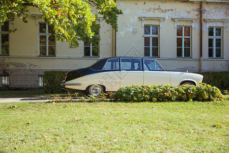 怀旧轿车拉脱维亚克里穆尔达市Krimulda旧车和花园地2019年月7日巴伐利亚图片
