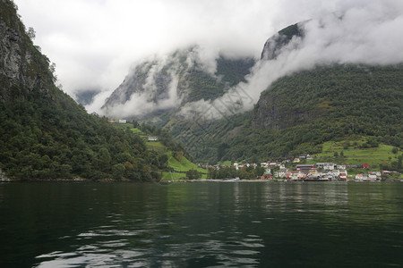 松恩峡湾联合国教科文组织纳罗伊峡湾和从水中看到的风景如画艾于兰峡湾内罗伊小屋图片