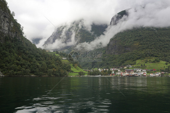 松恩峡湾联合国教科文组织纳罗伊峡湾和从水中看到的风景如画艾于兰峡湾内罗伊小屋图片