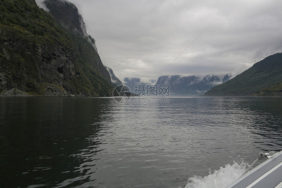 陡撤销自然联合国教科文组织纳罗伊峡湾和从水中看到的风景如画艾于兰峡湾图片