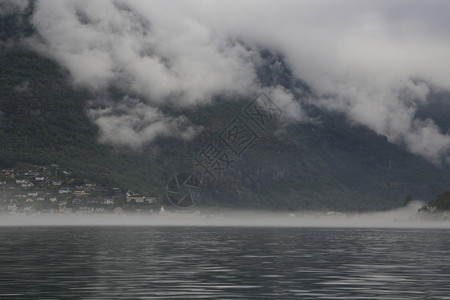 联合国教科文组织纳罗伊峡湾和从水中看到的风景如画艾于兰峡湾村庄高度火焰图片