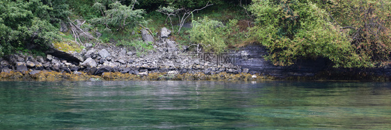 联合国教科文组织纳罗伊峡湾和从水中看到的风景如画艾于兰峡湾撤销深的悬崖图片