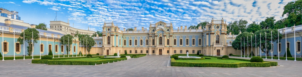 城市乌克兰基辅最高委员会附近KyivKywin0712Mariinsky宫殿日夏早晨在乌克兰基辅的Mariinsky宫殿河历史图片