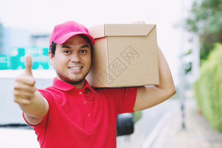 瓜拉纳皮纸板年轻男在邮递送货车旁微笑的年轻男信使运送快递员载货物柬埔寨图片