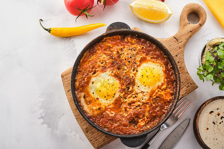 素食主义者Shakshuka番茄酱中炸鸡蛋地中海传统炒鸡蛋以色列烹饪蛋黄面包图片