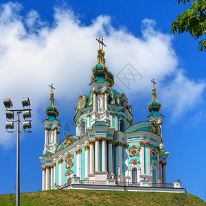 欧洲旅行乌克兰基辅圣安德鲁和乌克兰基辅安德列耶夫斯基后裔教堂日夏天晴朗乌克兰基辅圣安德鲁教堂目的地图片