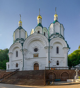 顿巴斯维亚托戈尔克乌兰07162乌克兰斯维亚托戈尔克修道院领土上的圣母升天大教堂在阳光明媚的夏日早晨斯维亚托戈尔克修道院的圣母升图片