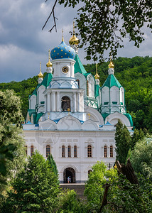 斯维亚托希尔克维亚托戈尔克乌兰07162乌克兰斯维亚托戈尔克修道院领土上的圣母升天大教堂在阳光明媚的夏日早晨斯维亚托戈尔克修道院图片