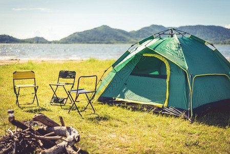 绿田草原湖泊的营火帐篷背景图片