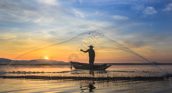 渔民在船上的轮光灯旅行缅甸网图片