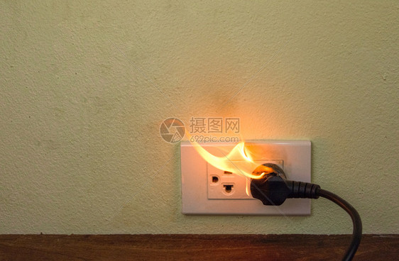家危险的条着火电线插头座墙隔板电气短路故障导致电线烧毁图片