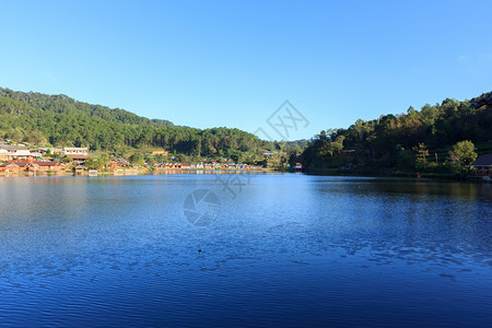 池塘村庄和美丽的景色河夏天假期图片