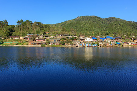 森林池塘村庄和美丽的景色文化旅游图片