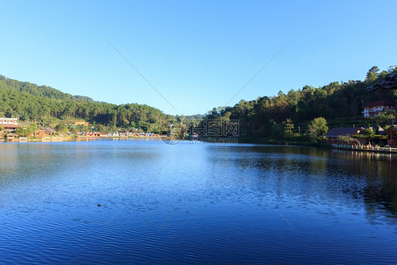 旅游天空池塘村庄和美丽的景色叶子图片