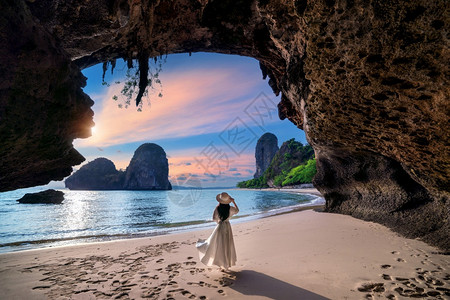 人们悬崖在泰国甲米莱利海滩散步的女人冒险图片