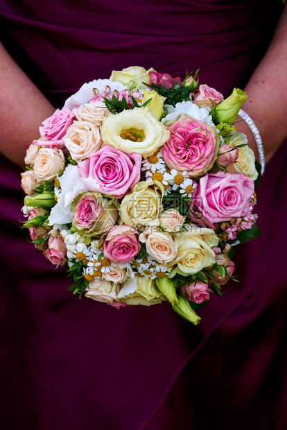 美丽的新娘用玫瑰花盛满婚礼束浪漫的季节图片